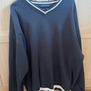 Brandy Melville sweatshirt marinblå supper mysig och skön med mudd🥰