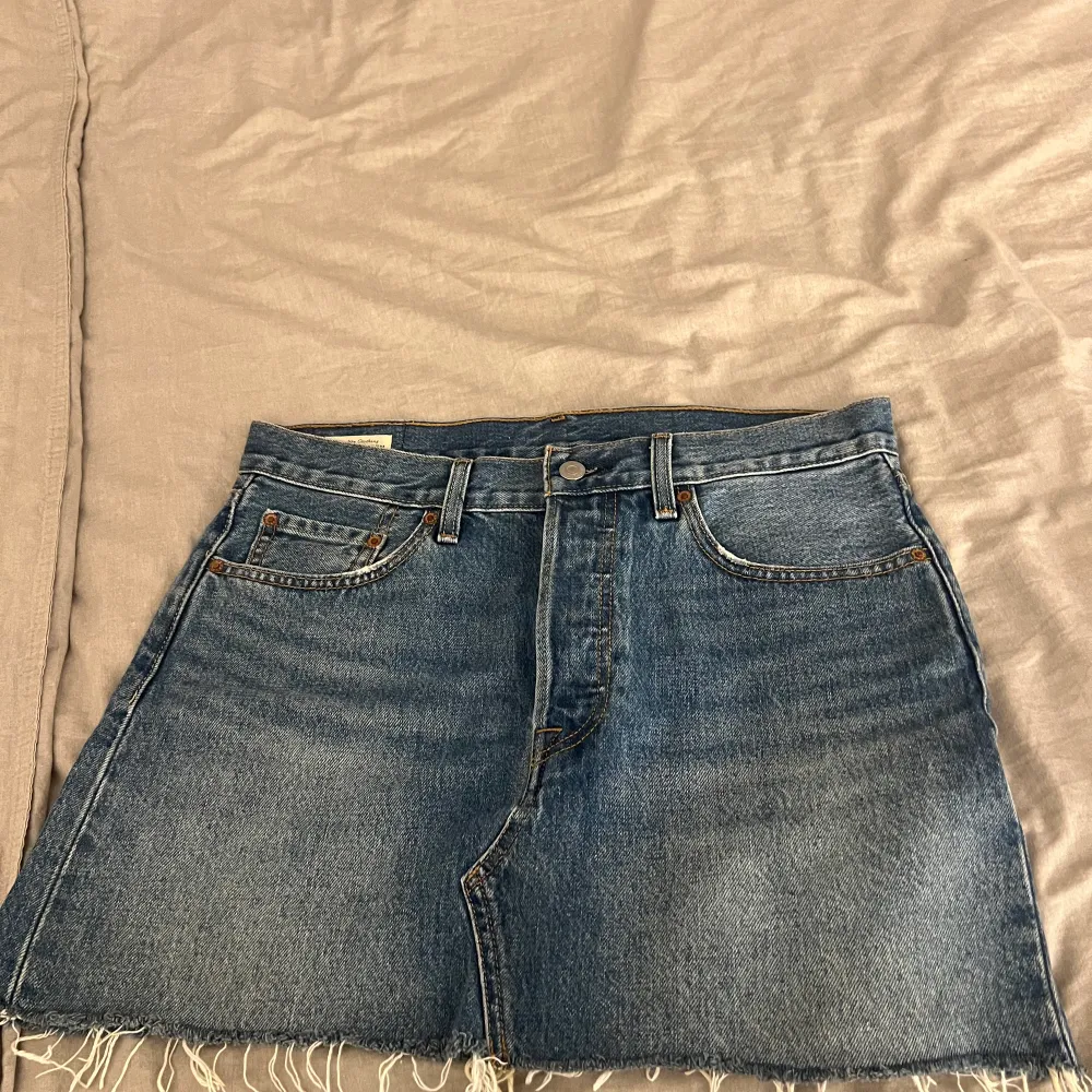 Säljer min nästan helt oanvända Levis jeans kjol. Använd cirka 4 gånger och köptes för 600kr. Sitter som en M och är perfekt att ha lågmidjad!! . Kjolar.