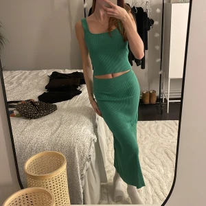 Set  - Så fint grönt stickat set från gina. Använt 1 gång! 💖