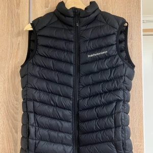 Peak performance frost down väst - Säljer min Peak performance väst då den inte längre passar mig. Storlek S. Inga märken eller skador finns på västen. Vid snabb och smidig affär går priset att diskutera!😄