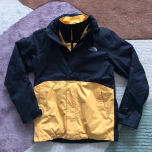 The Northface 2i1 jacka - Denna jacka är tyvärr för liten för mig. Använt den ett fåtal gånger så den är i fint skick. Ytterjacka är vind och vattentålig inner jackan är en tunn dunjacka. Man kan använda den som en eller separat.