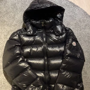 Moncler jacka  - Fin moncler jacka skicket är 10/10 köpt på nk Stockholm tveka inte på att skriva vid fundering 