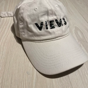 Justin Bieber keps - Justin Bieber keps från Views märket, köpt från en konsert men använd ett fåtal gånger på grund av att jag slutade lyssna på han. I bra skick eftersom den bara legat i garderoben länge