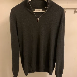 Halfzip - Säljer min fina halfzip tröja storlek s den har ett litet hål men (kom priv för att se) nästan aldrig använt