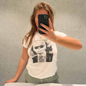 T-shirt - Supersnygg T-shirt med tryck av Karl Lagerfeldt på bröstet! 💖🔥❤️‍🔥