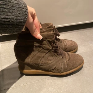 isabell marant  - Säljer mina isabel marant liknade skor då dem inte kommer till användning. Köpta för 1200 säljer vid snabb affär för 300kr.