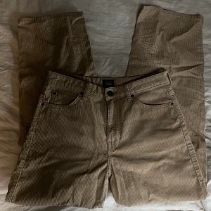 Baggy Lee byxor🪐 - Baggy Lee byxor i storlek W27 L33. Endast använda ett fåtal gånger, är därmed som nya. Pris går självklart att diskutera! Frakten ingår inte i priset. 