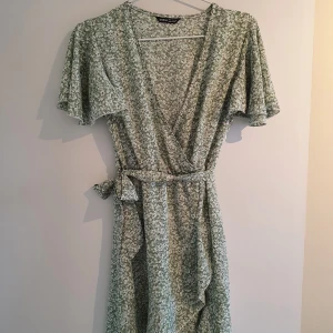 Klänning - Klänning från Shein som tyvärr var för liten för mig. Köparen står för frakt!