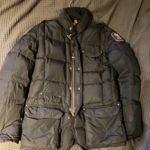 Jacka: Parajumper  - Fin Parajumper jacka som inte är så lätt att få tag på. Köpt för ca 3700. Modell: Parajumper USAF 210 headquarters.  Köparen står för frakten, kan annars mötas upp i Uppsala. 