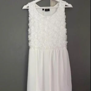 Klänning - Aldrig använd.fraktkostnad tillkommer.