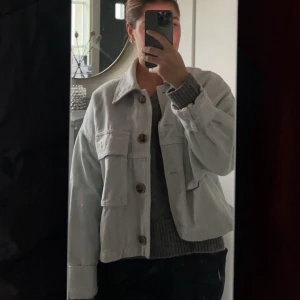 Tunn jacka från zara  - Säljer denna fina jackan från zara, typ som en jeansjacka. Nypris: ca 500 kr och säljer för 200 kr. Använd inte köp direkt funktionen!! 