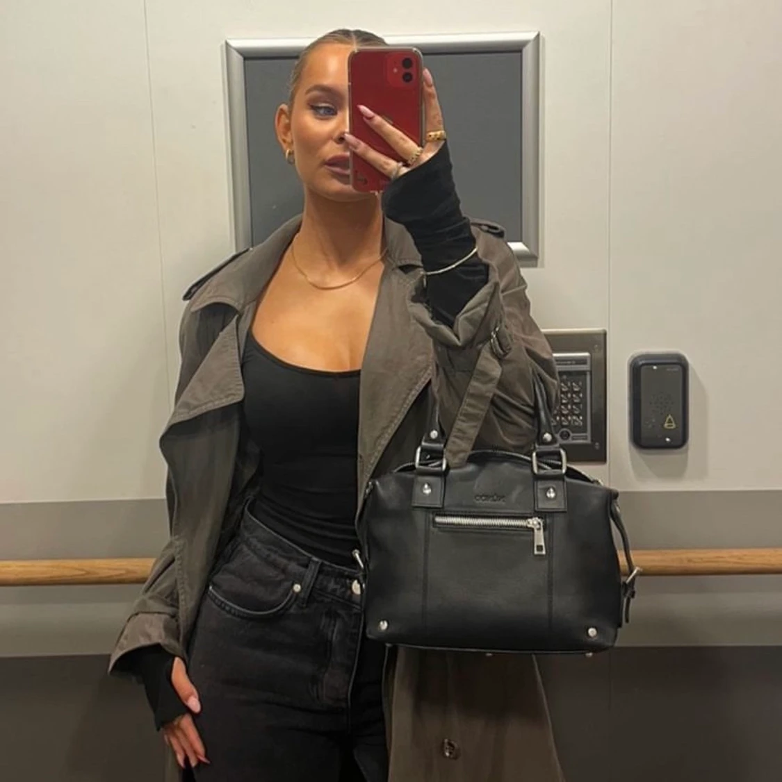 Trendig trenchcoat i militärgrön