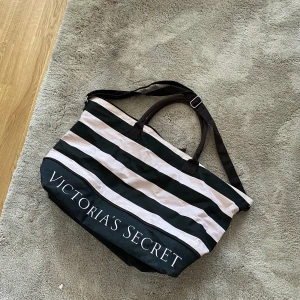 Victoria’s Secret weekend väska - Ljusrosa och svart weekendväska från Victorias Secret. Stor och rymlig i slitstarkt tyg. 