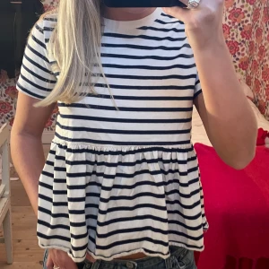 Söt randig topp ifrån Zara - Supersöt randig topp ifrån Zara! Storlek S💖 Jättefint och perfekt till ett par jeans