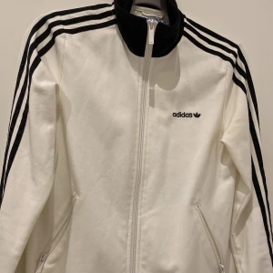 Adidas kofta  - Säljer denna fina adidas kofta för 350kr