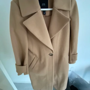 Kappa - Perfekt kappa för fester och speciella dagar! Använd Max 5 gånger. För liten för mig nu och därav vill jag sälja den