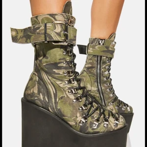 Demonia plattform boots  - Slutsålda demonia modell. Snygga och bekväma. Helt oanvända (inte för att det är ngt fel på dem utan för att jag har ett par likadana i svart). Nypris 1800