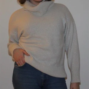 Silvrig glittrig tröja - En jätte fin glitter vit tröja