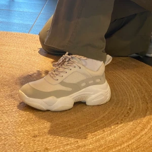 Duffy sneakers strl 37 - Sneakers använda en gång. Väldigt bra skick. 