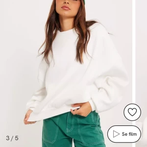 Vit sweatshirt  - Säljer min vita sweatshirt från Nelly. Superskön och mjuk inuti. Använd fåtal gånger och skulle säga att den är som ny! inga fläckar syns.   (Tröjan är mer vit en vad den ser ut som i spegeln)