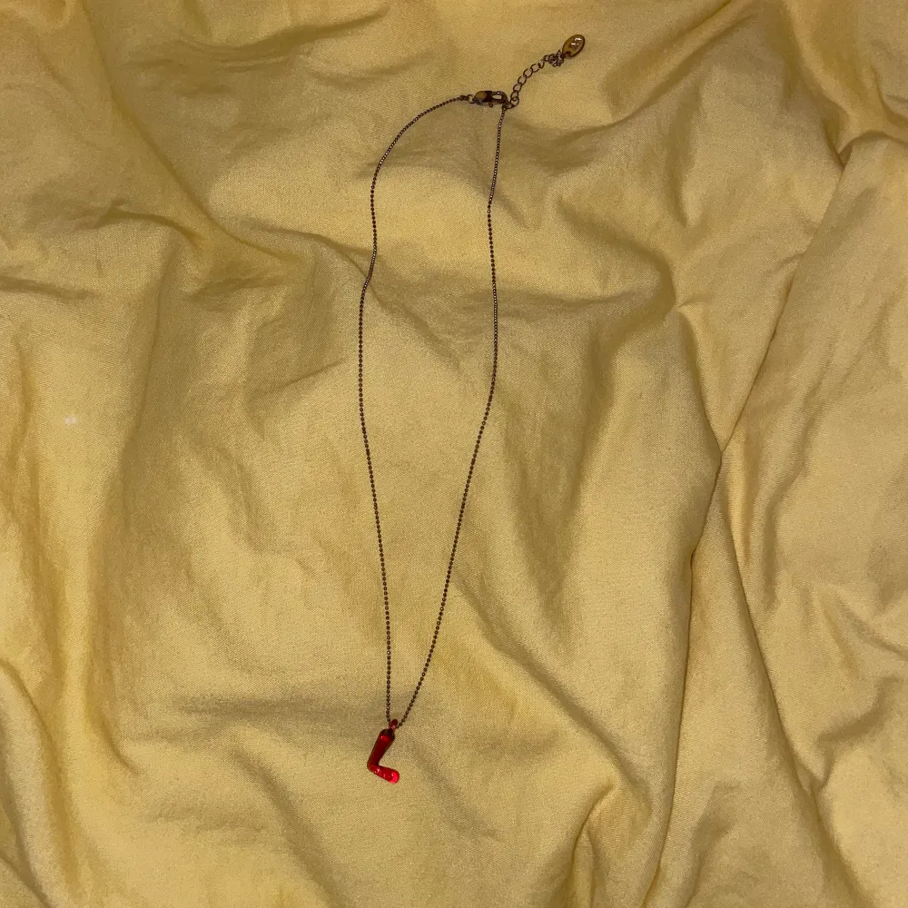 Halsband med initiale L. Accessoarer.