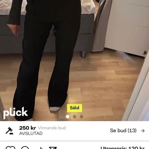 Kostymbyxor lågmidjade  - Köpta här på Plick, lånade bilder av personen jag köpte av. Byxorna passade tyvärr inte mig så säljer dom vidare 🤍