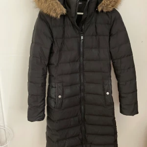 Hilfiger vinterjacka - Jättefin vinterjacka från Tommy Hilfiger stl XS. Inte nytvättat och kan vare spor från smink. 