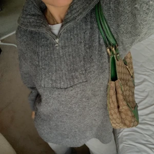 Stickad tröja - Såå mysig stickad tröja från Gina💕 Hör av dig om du vill ha fler bilder!!