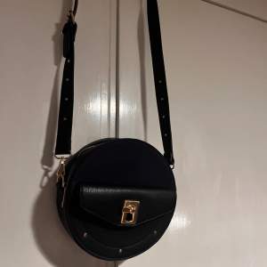 En jätte fin väska som inte kommer till användning! Den har en mörk blå färg med små guld detaljer på🥰 (köparen är ansvarig för frakt)