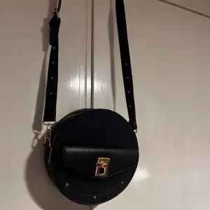 En jätte fin väska som inte kommer till användning! Den har en mörk blå färg med små guld detaljer på🥰 (köparen är ansvarig för frakt)