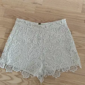 Jättefina vita shorts i storlek 34  Kan mötas i Gbg eller fraktas 