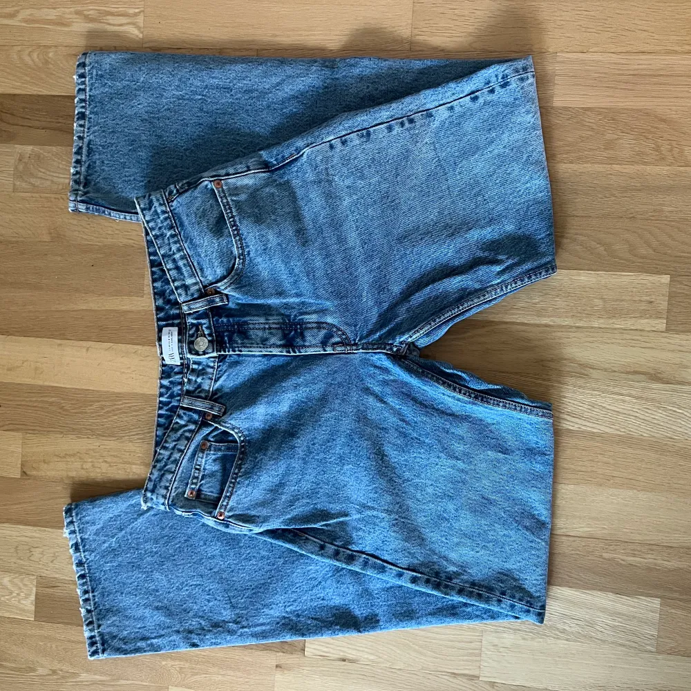 Säljer dessa lågmidjade ”full length” jeansen i storlek 40 från Zara, då de är för stora för mig. Använda ganska mycket men i väldigt fint skick. 💕. Jeans & Byxor.