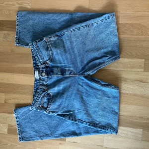 Zara jeans full length strl 40 - Säljer dessa lågmidjade ”full length” jeansen i storlek 40 från Zara, då de är för stora för mig. Använda ganska mycket men i väldigt fint skick. 💕