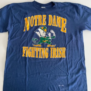 Notre Dame University vintage T-shirt  - Lite skavanker, vit färgfläck längst ned