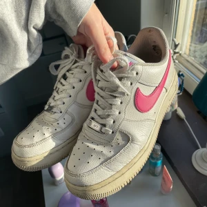 Nike Air force - Nike air force med rosa detaljer💗 Väl använda och därav aningen slitna, nypris ca 1000kr🤌🏽