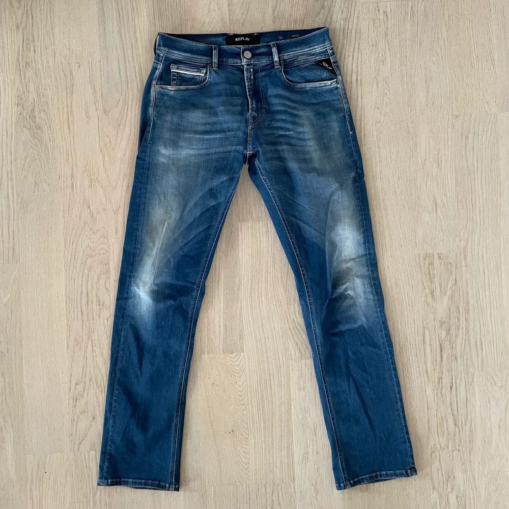 Replay Grover Hyperflex jeans i strl 29/30. Använda men i jättefint skick, inga särskilda defekter. Nypris ca 1500kr. Hör av er för frågor, bilder osv. Inga returer.. Jeans & Byxor.