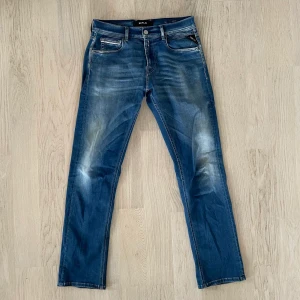 Replay Grover Hyperflex Jeans strl 29/30 - Replay Grover Hyperflex jeans i strl 29/30. Använda men i jättefint skick, inga särskilda defekter. Nypris ca 1500kr. Hör av er för frågor, bilder osv. Inga returer.
