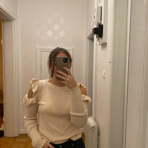 Topp med fina axlar - Topp med fina axeldetaljer 