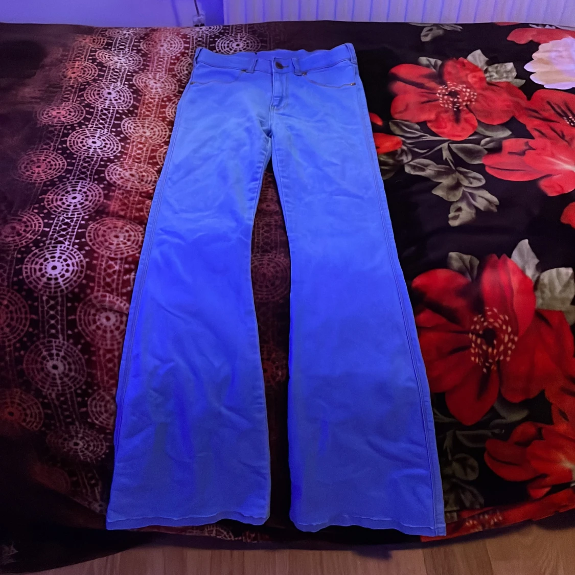 Utsvängda jeansbyxor 