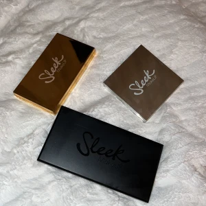Sleek makeup paletter - hej!❤️‍🔥 säljer dessa paletterna från sleek som endast är testade! den svarta paletten är ögonskugga och de två andra är highlighters🥰 alla 3 för 150, annars 65kr/st OBS: den svarta är såld!