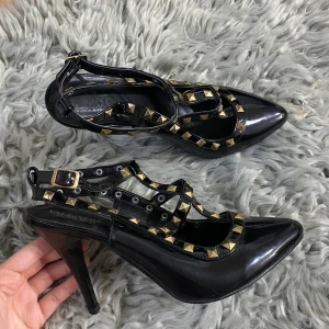 Klackskor  - Säljare dessa nya klackskor. Tillgänglig storlek 36,37,39. DM för mer bilder/detaljer. Pris kan diskuteras vid snabb affär. 