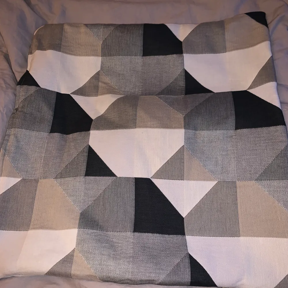 2 stycken prydnadskuddfodral från Ikea 19x19 cm . Muu.