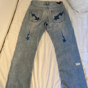 Ett par ljusblåa CUSTOM bape jeans med hål på framsidan !Köparen står för frakten! Low waist/ mid Rise 