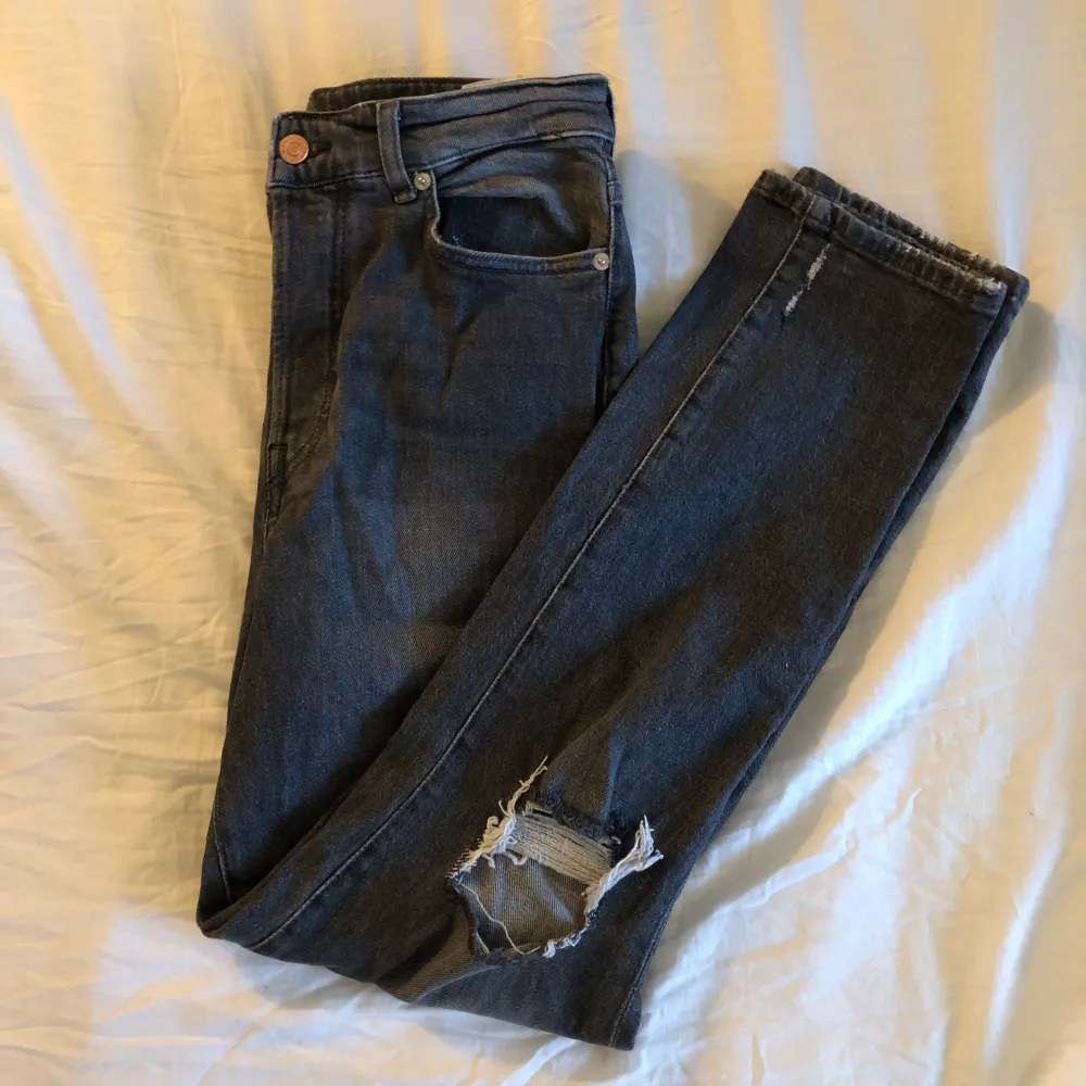 Gråa jeans med ripped knees och hög midja. . Jeans & Byxor.