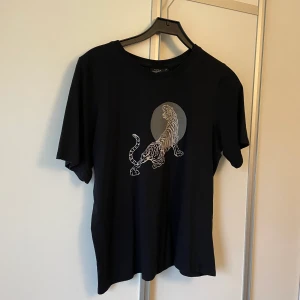 T-shirt  - Oanvänd, från Kappahl 
