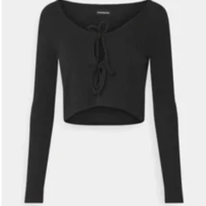 Topp  - Svart topp från Even&Odd köpt från zalando, storlek XS, du kan själv justera snörerna, frakt 45kr 🤍