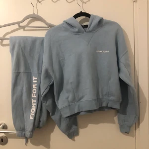 Blå sett för 200 kr  - Blå sett för 200 kr men kan göras bud kan postas och mötas .