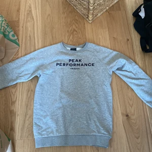 Peak performance sweatshirt - Köpt på kidsbrandstore. Säljer för att den är för liten. Storlek:”170”
