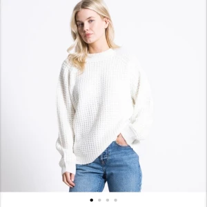 Vit stickad tröja  - Säljer en stickad tröja ifrån lager 157 då jag inte använder den. Har bara använt den ca 5 gånger så den är i fint skick💝