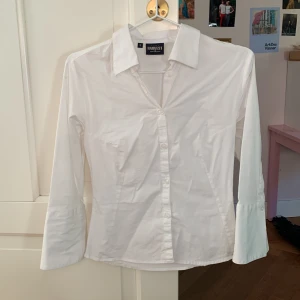 Vit skjorta - Figursydd vit skjorta med lite kortare, utsvängda ärmar. Sitter så snyggt!💛⭐️ frakten kostar 50kr💗